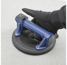 Carat digitaler Saugheber mit Digitalanzeige, Hand mit Arbeitshandschuh setzt den Vakuumheber auf eine Fliese auf.