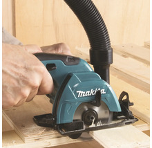 Makita Handkreissäge schneidet Holz mit angeschlossenem Staubsaugerschlauch.