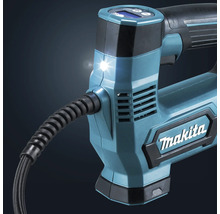 Nahaufnahme eines Makita Akku-Kompressors mit leuchtendem LED-Arbeitslicht, digitalem Display, Schlauchanschluss und Makita Logo.