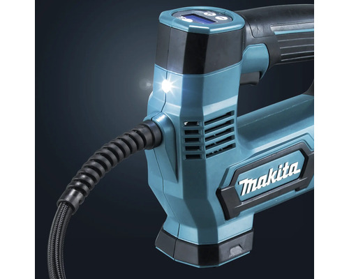 Nahaufnahme eines Makita Akku-Kompressors mit leuchtendem LED-Arbeitslicht, digitalem Display, Schlauchanschluss und Makita Logo.