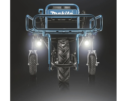 Makita Akku-Schubkarre mit eingeschalteten Scheinwerfern, blauem Metallrahmen und drei Rädern. Makita Logo.