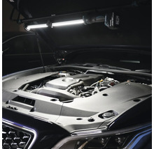 Makita Akku-LED-Arbeitsleuchte montiert unter der Motorhaube zur Ausleuchtung des Motorraums.