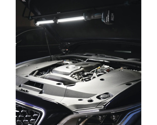 Makita Akku-LED-Arbeitsleuchte montiert unter der Motorhaube zur Ausleuchtung des Motorraums.