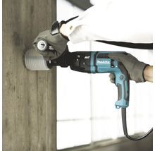 Makita Bohrhammer mit Staubabsaugung wird zum Bohren in eine Betonwand verwendet.