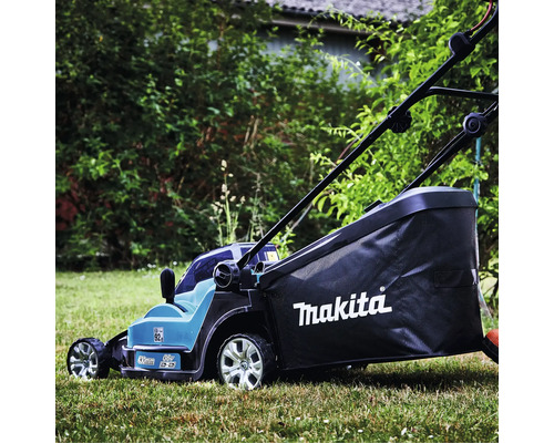 Makita Akku-Rasenmäher, 36 Volt, 430 Millimeter Schnittbreite, mit Fangkorb inklusive Makita Logo auf einer Rasenfläche im Garten.