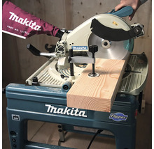 Makita Tisch-, Kapp- und Gehrungssäge Flipper beim Schneiden eines Holzbretts mit einer Spannvorrichtung.