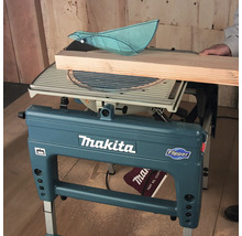 Makita Tisch-, Kapp- und Gehrungssäge Flipper im Einsatz beim Sägen eines Holzbretts.