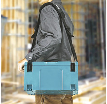 Eine Person trägt einen Makita Werkzeugkoffer an einem gepolsterten Schultergurt auf einer hellen Baustelle. Makita Logo.