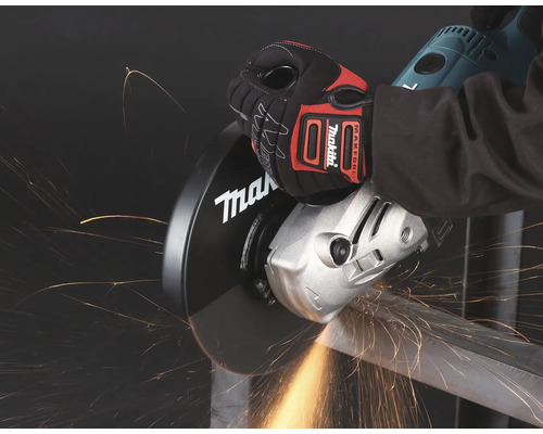 Makita Winkelschleifer trennt Metall, Funkenflug und Makita Arbeitshandschuhe.