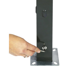 Eine Hand zieht eine Schraube an einem Metallpfosten mit einem Innensechskantschlüssel fest.