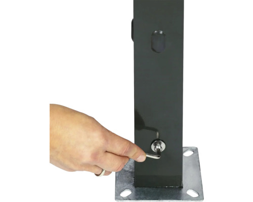 Eine Hand zieht eine Schraube an einem Metallpfosten mit einem Innensechskantschlüssel fest.