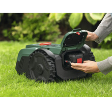 Aufsitzrasenmäher mit eingesetztem Akku im Gras