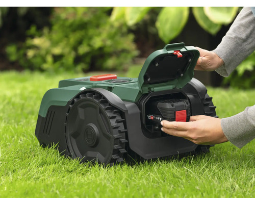 Aufsitzrasenmäher mit eingesetztem Akku im Gras