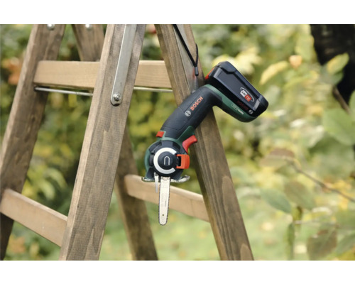 Akku-Astsäge von Bosch auf einer Leiter