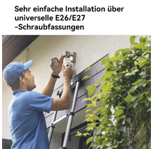 Mann montiert Außenleuchte mit E26/E27 Fassung auf Leiter