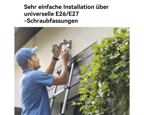 Mann montiert Außenleuchte mit E26/E27 Fassung auf Leiter