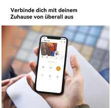 Ein Smartphone zeigt die Ansicht einer Überwachungskamera.
