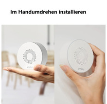 Einfache Installation eines Rauchmelders in der Hand