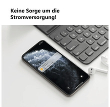 Smartphone mit Benachrichtigung über niedrigen Batteriestand, Tastatur und Kopfhörer