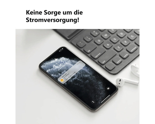 Smartphone mit Benachrichtigung über niedrigen Batteriestand, Tastatur und Kopfhörer