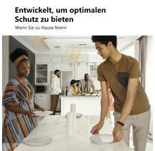 Eine Familie bereitet den Tisch für eine Feier im Haus vor.