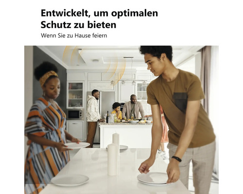 Eine Familie bereitet den Tisch für eine Feier im Haus vor.