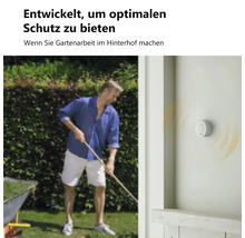 Szene mit einem Mann, der im Garten arbeitet, und einem an der Wand montierten Geräuschmelder.