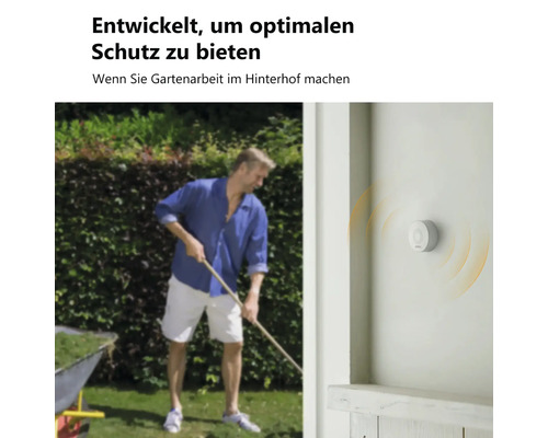 Szene mit einem Mann, der im Garten arbeitet, und einem an der Wand montierten Geräuschmelder.
