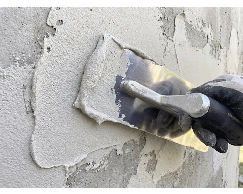 Putzauftrag mit Glättkelle auf einer Wand