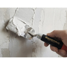 Handwerker mit Maurerkelle beim Auftragen von Putz an einer Wand. Maurerlob Logo.