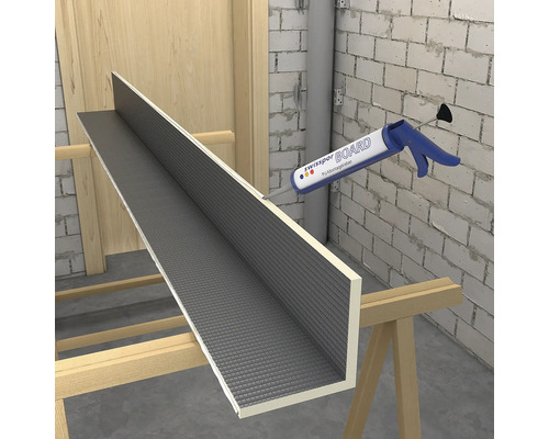 Anwendung einer Montageklebers auf eine Bauplatte zur Wandgestaltung