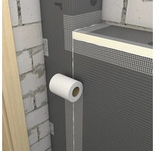 Innenansicht einer Mauer mit Dämmung und Abdichtband.