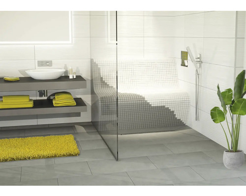 Modernes Badezimmer mit Dusche, Waschtisch und Sitzbank