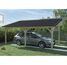 Ein Carport aus Holz mit einem darunter geparkten Auto steht im Freien.