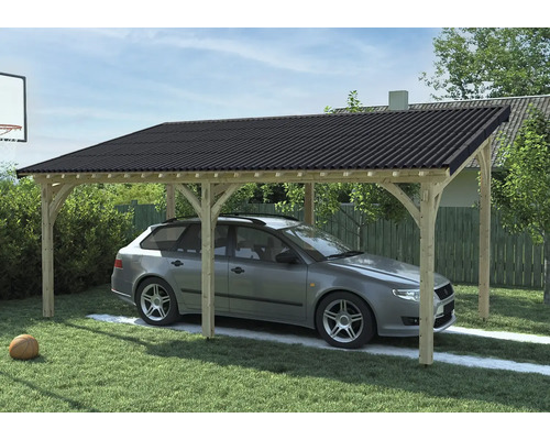 Ein Carport aus Holz mit einem darunter geparkten Auto steht im Freien.