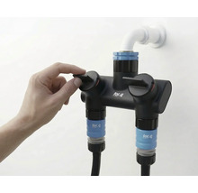 For.q Wasserverteiler mit Hand am Regler
