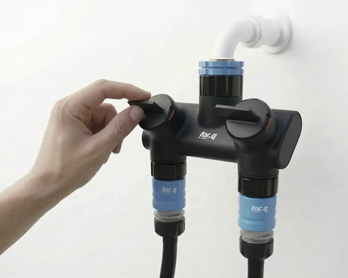 For.q Wasserverteiler mit Hand am Regler