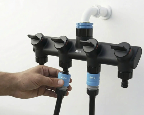 Gartenschlauchverteiler mit vier Ausgängen zur Wasserversorgung im Garten