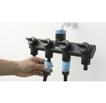 For Q Verteiler mit vier Abgängen und einer Person, die einen Schlauch anschliesst