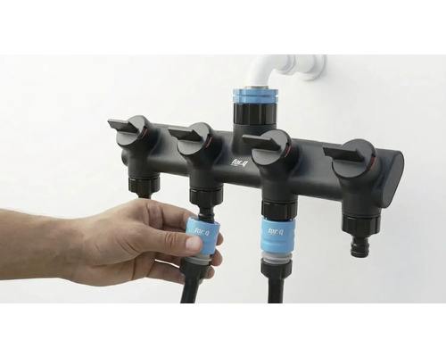 For Q Verteiler mit vier Abgängen und einer Person, die einen Schlauch anschliesst