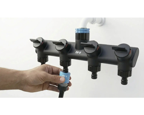 Wasserverteiler mit vier Ausgängen zur Gartenbewässerung wird an einen Gartenschlauch angeschlossen