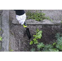Gartenarbeit mit einer Handschaufel in einem Beet