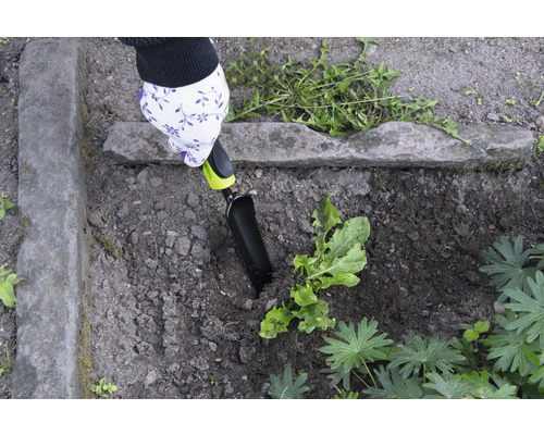 Gartenarbeit mit einer Handschaufel in einem Beet