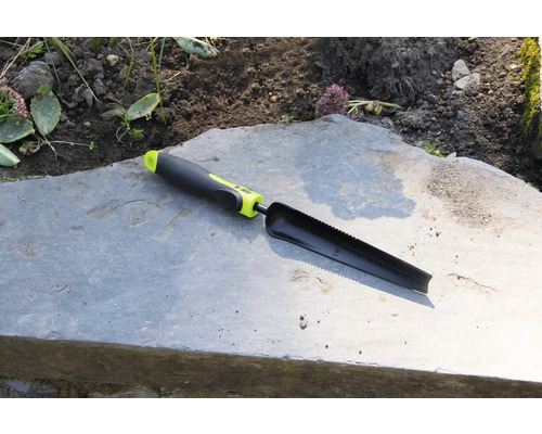 Gartengerät zum Pflanzen auf Steinplatte