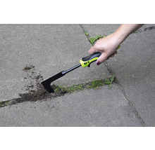 Eine Hand benutzt eine Fugenkratzer zur Unkrautentfernung zwischen Pflastersteinen.