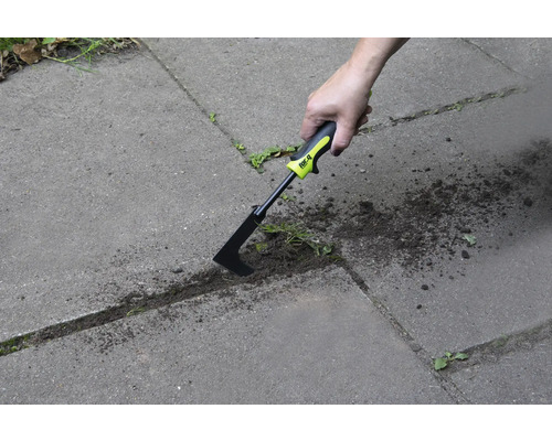 Fugenreiniger im Einsatz zum Entfernen von Unkraut zwischen Pflastersteinen