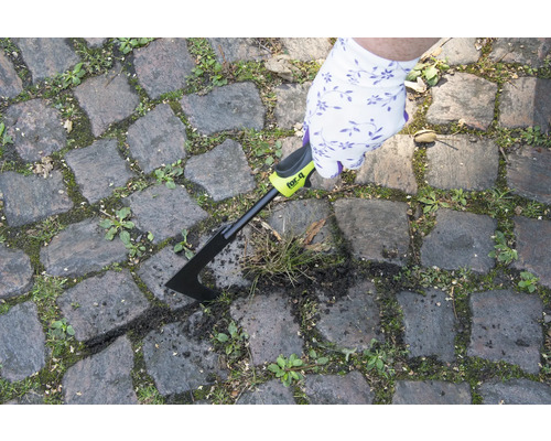 Gartenfugenkratzer im Einsatz auf Pflastersteinen