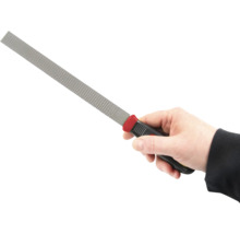Hand hält Raspel mit Griff