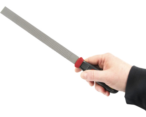 Hand hält Raspel mit Griff