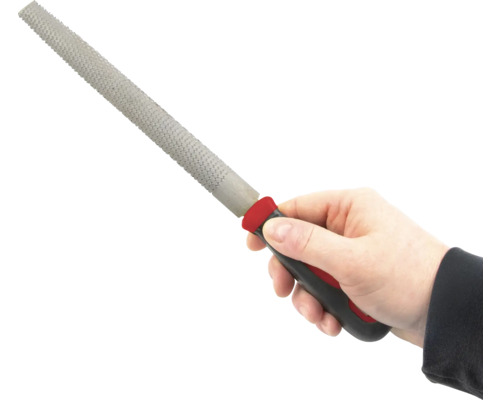 Hand hält eine Raspel mit Kunststoffgriff